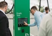 Šalia Vilniaus oro uosto – nauja itin didelės galios elektromobilių įkrovimo stotelė