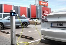 Elektromobilio įkrovimas – prekybos centro aikštelėje
