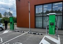 Grigiškėse – 2 naujos itin greito elektromobilių įkrovimo stotelės