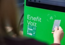 Atsiskaitymas už elektromobilio krovimą – jau ir banko kortele